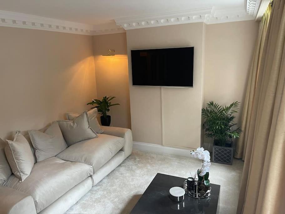 Newly Refurbished Apartment, Near Station & River Londres Exterior foto